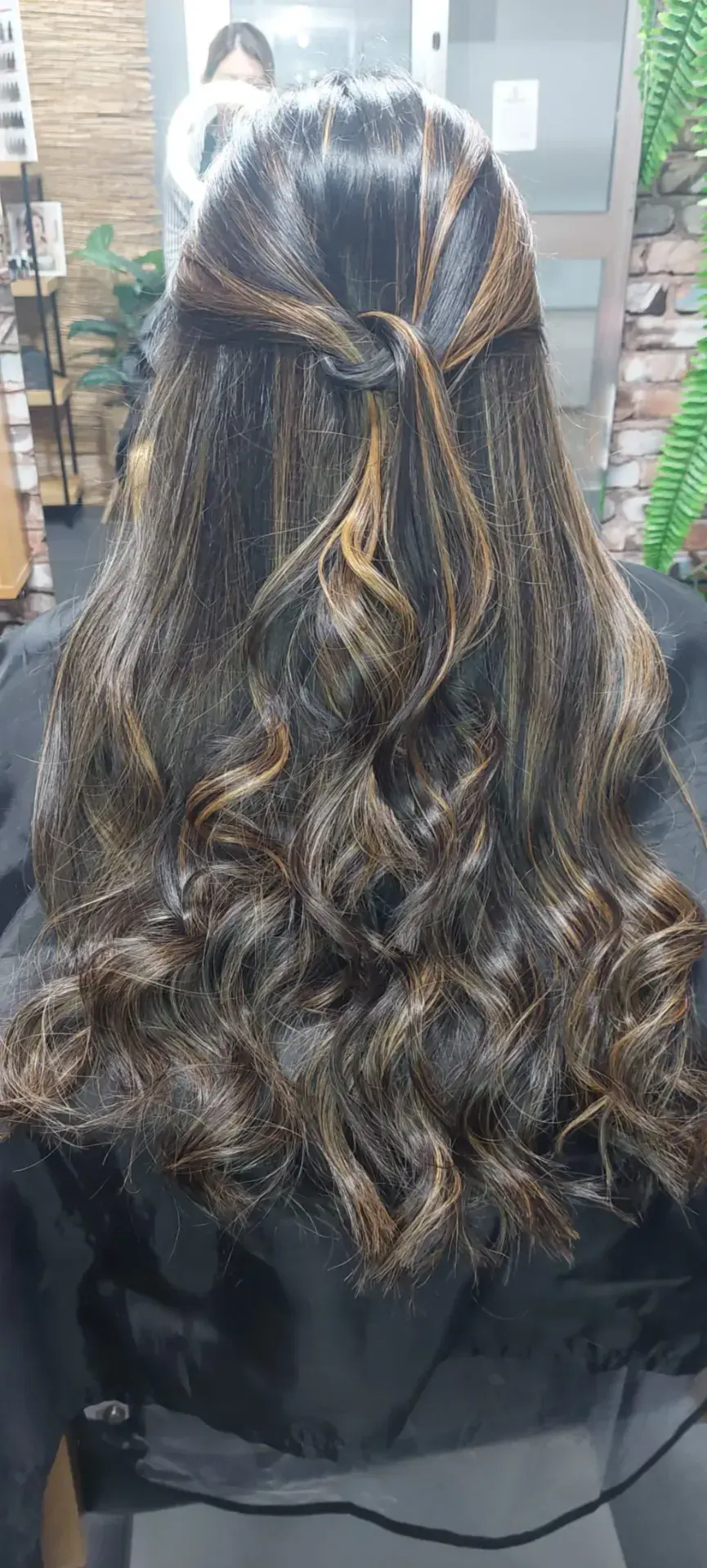 Brushing profissional — cabelo com acabamento natural