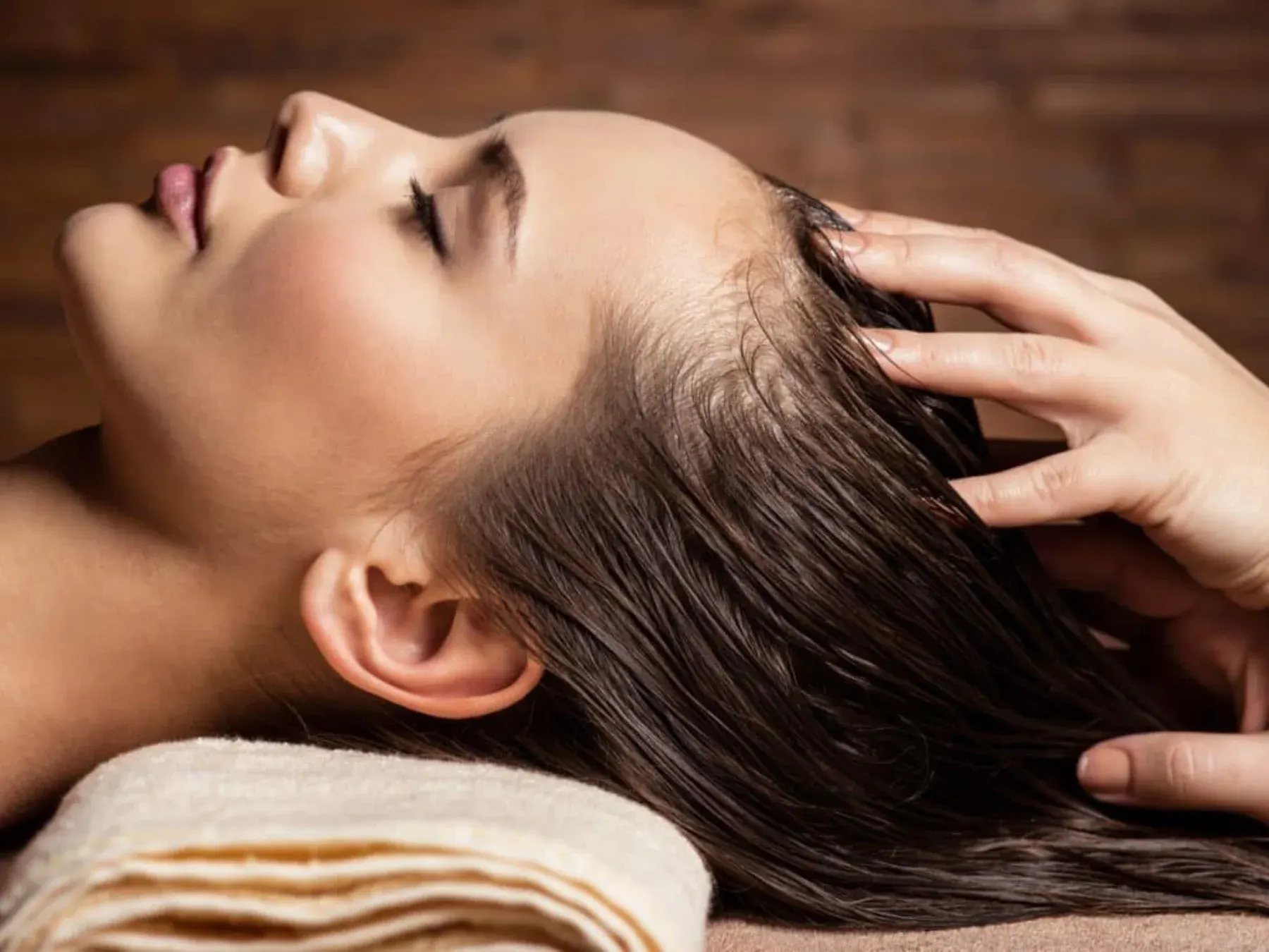 Tratamento de cabelo com massagem capilar com óleos terapêuticos