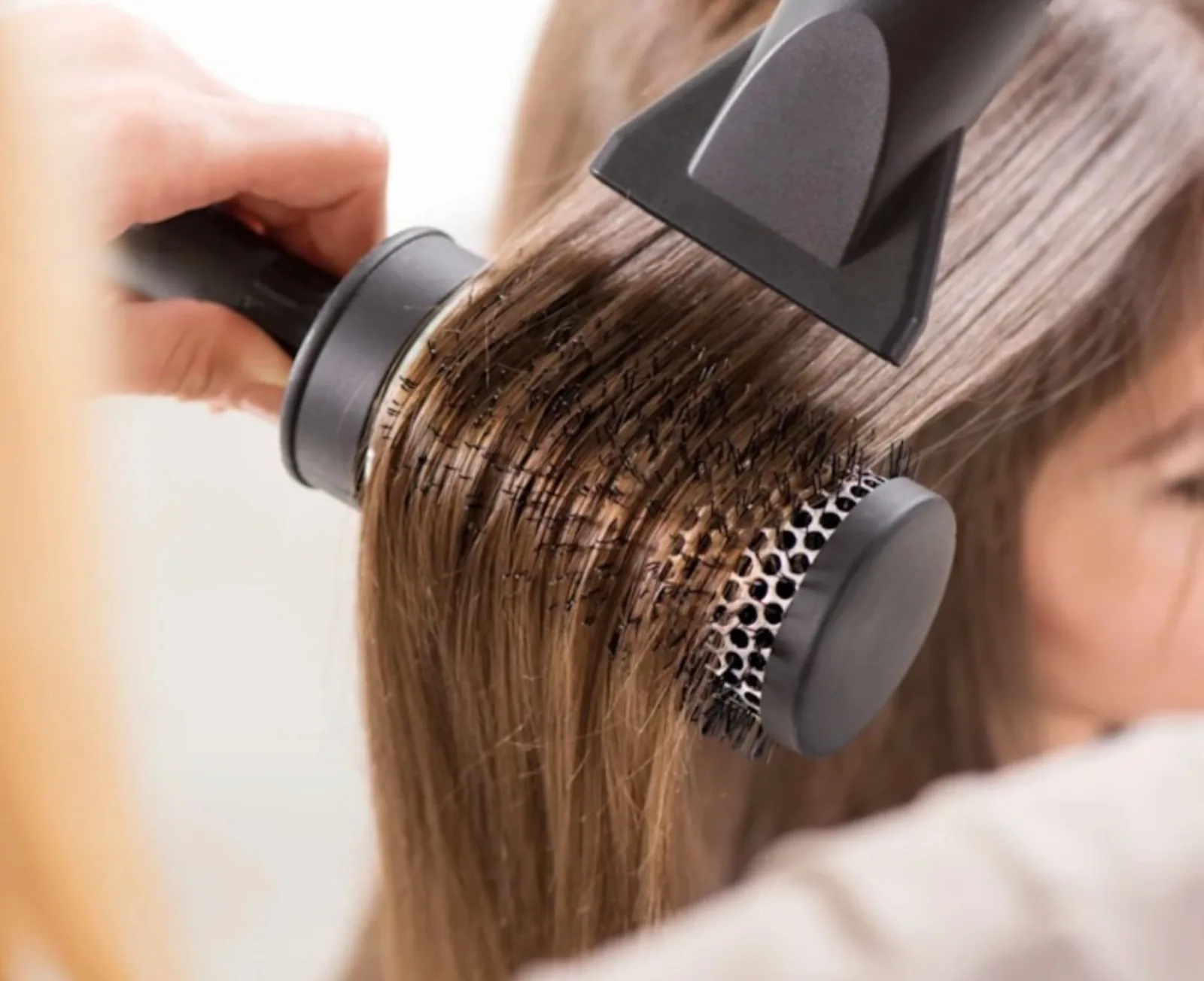 Escova terapêutica — brushing com secador no instituto